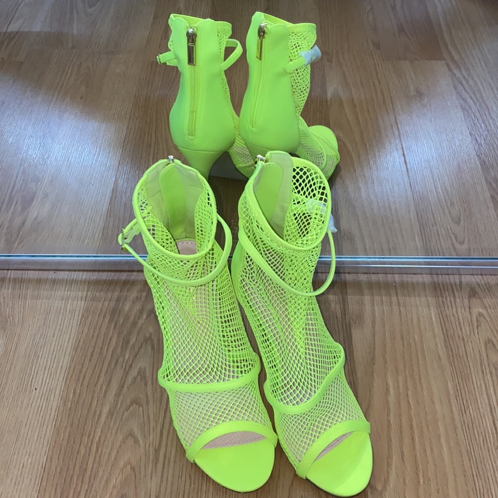 Neon green highlighter yellow shoe dazzle heels 8.5